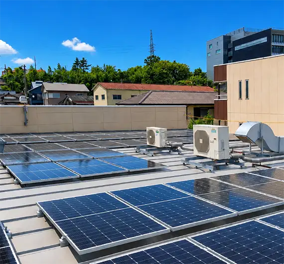 太陽光発電設備工事の施工実績、屋上設置の太陽光パネル