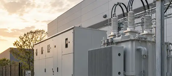 高圧受変電設備工事の施工実績、屋外設置のキュービクルと変圧器